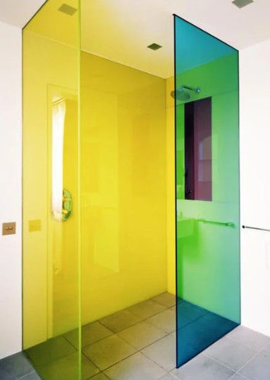 สร้างกระจกสีแดง สีน้ําเงิน สีน้ําตาล สีเขียว สีชมพู เป็นต้น