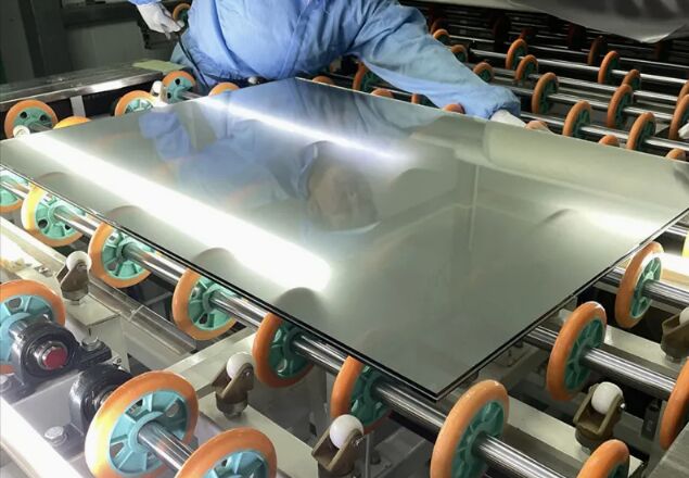 แผงกระจกนิรภัยลามิเนตโปร่งใส PVB/SGP/EVA จากโรงงานชิงเต่า สำหรับอาคาร