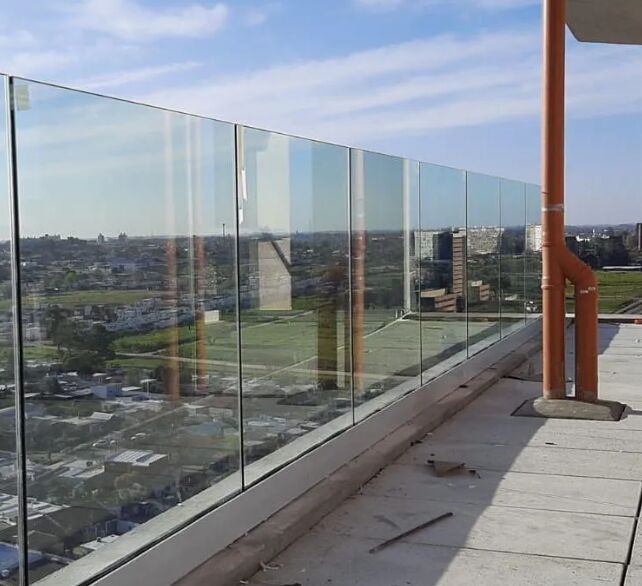 กระจกลามิเนตนิรภัยเทมเปอร์ใส 4.38-40.28 มม. PVB/SGP แบบฝ้ากัดกรด กระจกลามิเนตสำหรับราวกันตก ราวระเบียง ผนัง