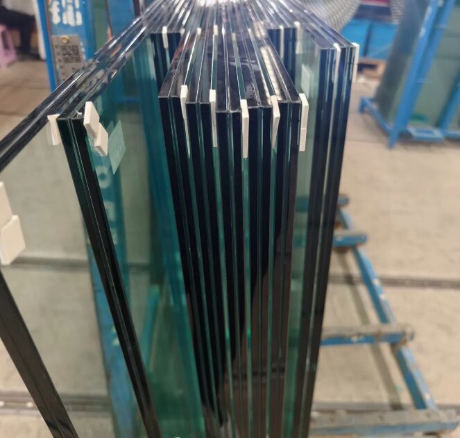 กระจกลามิเนตนิรภัยเทมเปอร์ใส 4.38-40.28 มม. PVB/SGP แบบฝ้ากัดกรด กระจกลามิเนตสำหรับราวกันตก ราวระเบียง ผนัง